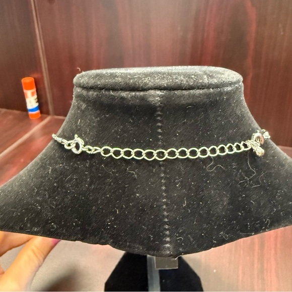 Avon Silvertone color pest necklace with luminous accents NIB vintage 2005 - Picture 6 of 7